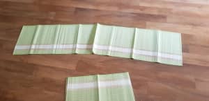Placemats x 5 and Table Runner