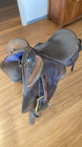 Stock leather saddle 