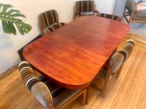 Extendable Parker/chisel dining table (6 seater) & 6 chairs