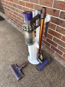 Dyson V10 cyclone absolute powerful suction/attachments-Dyson stand