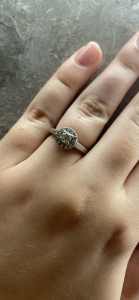 BEAUTIFUL WHITE GOLD SIZE 4 US WOMENS ENGAGEMENT RING