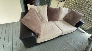 3 seater lounge with fold out bed. Very Good condition. 
