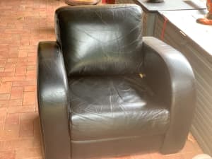 Black leather armchair (Club Lounge)