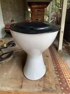 toilet - good condition - older style
