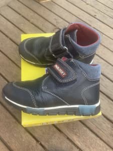 Toddler boots Pablovski size 25 and shoes Oldsoles, size 26. 