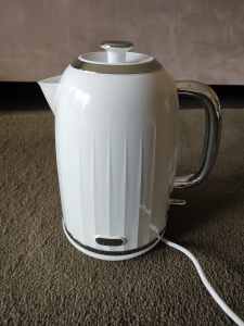 WHITE CORDLESS ELECTRIC KETTLE - PENDING PICK UP