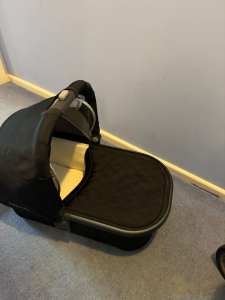 Uppababy Vista double pram with two seats and bassinet