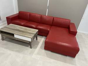 $800 if pick up today genuine leather couch pick up Dandenong