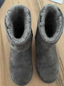 UGG charcoal boot - Mens size 6