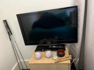 TV -32 Inch Samsung TV with remote control