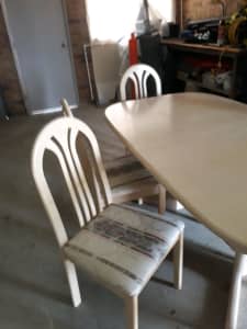 Dining table extendable with 6 chairs