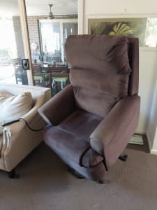 LA-Z-BOY LIFT CHAIR - RECLINER WITH REMOTE CONTROL