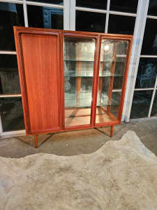 Gorgeous Parker-Eames Chiswell Retro-Vintage Display Cabinet -Can Del