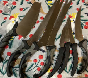 4 large knives, 1 medium size and 3 small ones 
