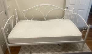 Metal frame Day bed 