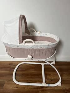Portable Baby bassinet in neutral colours with click system