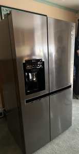 LG Side by Side Fridge / Freezer with Non Plumbed Ice & W/Dispenser