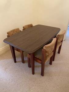 Expandable table with 6 chairs
