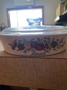 COLLECTIBLE …..Round Retro Pyrex dish and glass lid