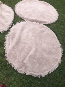 Pink round rugs x4