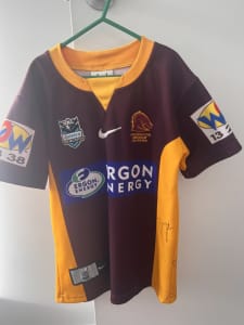 BRISBANE BRONCOS: Brisbane Broncos jersey with 22 signatures (framed  91x108cm); 2002 newspaper photo with 11