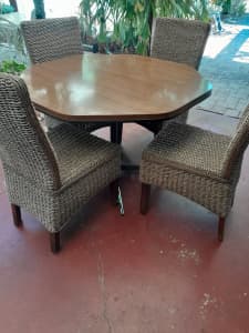 Older style dining table n 4rattan chairs $70 ono