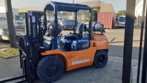 Toyota 3.5 Ton forklift container entry mast ONLY 1700 HOURS