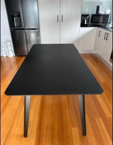 Extendable dining table