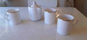 3 GOLD RIMMED MAXWELL WILLIAMS COFFEE MUGS WITH PORCELAIN COFFEE POT