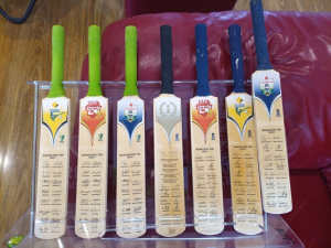 cricket mini bats ashes 2010/11 Cricket Australia & England Signed fre