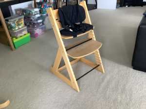 Wooden highchair with padding, 5-point harness and restraint rail