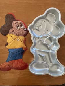 Mickey Mouse cake tin (Wilton party pan)