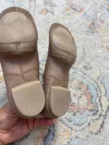 Girls tan leather jazz shoes size 4