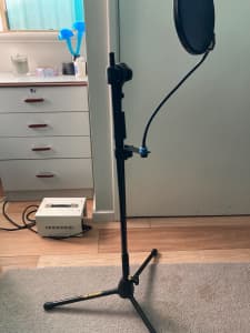 Microphone stand- Hercules with pop filter