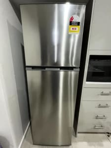 Top mount fridge in excellent condition