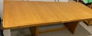 Solid oak dining table 8 seater