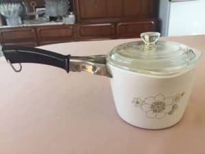 FLORAL BOUQUET CORNING WARE 4 CUP SAUCEMAKER, LID HANDLE. EX COND