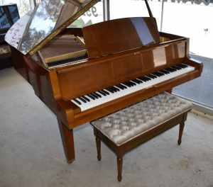 Yamaha G1 Baby Grand Piano. Oak Case. Made In Japan. Excellent Cond.
