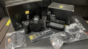 Nikon Z6 mark 2 like new Battery grip included with it