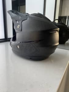 Troy lee design se3 motocross helmet size M