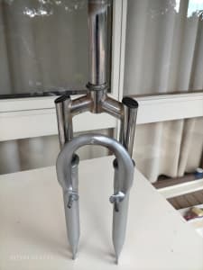 Very clean Silver Suntour forks not adjustable but run very smooth 