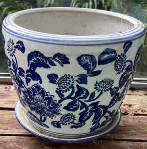 1 Blue and White Garden Pot and Saucer (26x23cm)