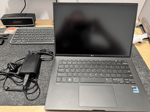 LG gram 14 Ultra-lightweight Laptop