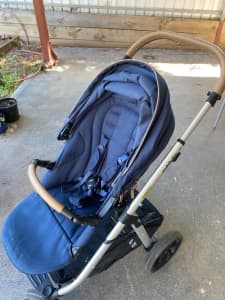 Redsbaby metro 3 pram and bassinet with stand LIKE NEW