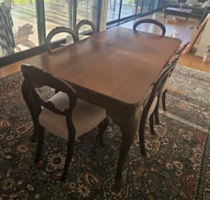 Dining table- 6 seater