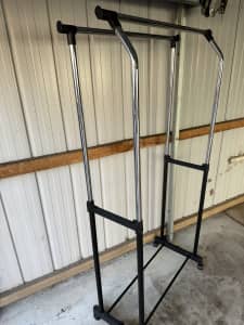Clothes hanging rack