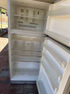General Electric 565L refrigerator in good condition