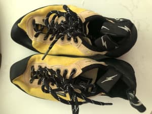 Evolv TRAX-XT5 USA climbing shoes - Size 6.5 (Aus)