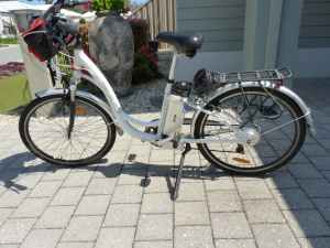 TWO ELECTRIC BIKES (1 x M, 1 x F) ONE SOLD