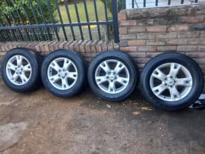 Set of 4x Toyota RAV 4 17 inch, Alloy wheels, new tyres.
